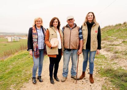 Desde la izquierda, la alcaldesa de Villamanrique de Tajo, Antonia Ayuso; la presidenta de la Comunidad, Isabel Díaz Ayuso; el ganadero Julián López y la concejal de Medio Ambiente, Paloma Martín.