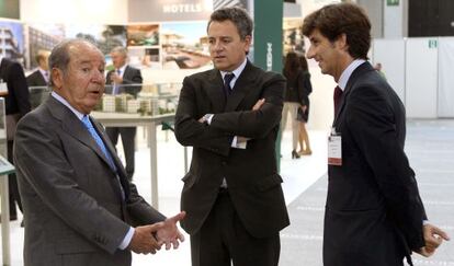 El constructor y ex presidente del FC. Barcelona, Josep Lluís Núñez, junto a sus hijos Josep Lluís, en el centro, y Josep Maria.