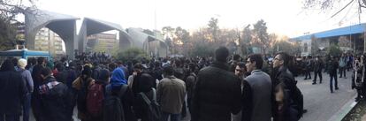 Protestas frente cerca de la universidad de Teherán, en una imagen tomada de redes sociales el 30 de diciembre.