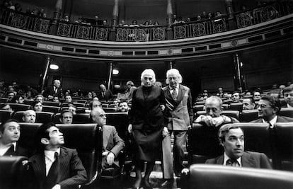 Dolores Ibárruri, 'Pasionaria', y Rafael Alberti, en las Cortes Constituyentes el 13 de julio de 1977.