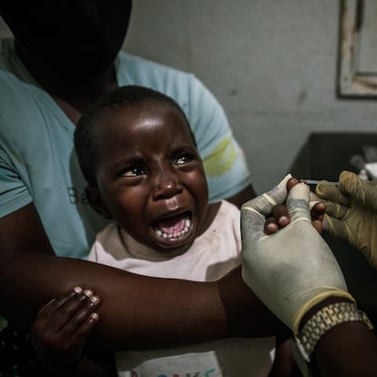 Adelaide, de dos años, llora cuando un médico del Hospital Distrital de Mopeia le pincha en el dedo para extraerle sangre y hacerle la prueba de la malaria.