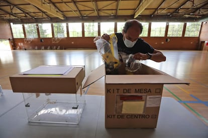Últimos preparativos en el centro electoral en el polideportivo Dehesa de Navalcarbón de Las Rozas, este lunes.