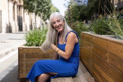 Beatriz Patón, influencer que luce melena blanca,  retratada en Barcelona.