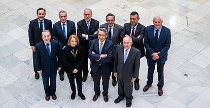 Pie de Foto: De izquierda a derecha, detrás: Gonzalo Solana, José María Marín, Luis Berenguer, Joaquín García Bernaldo de Quirós, Reinaldo Rodríguez y Bernardo Lorenzo. Delante: Liborio Hierror, María Teresa Costa, Carlos Bustelo y Miguel Ángel Fernández Ordoñez.