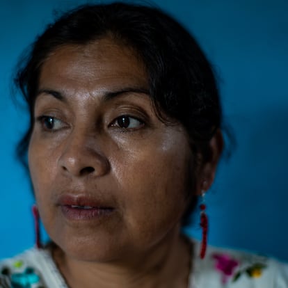 Cristina Bautista en su casa en Ayotzinapa.