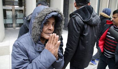 La madre de una de las víctimas, frente al tribunal que ha condenado a Bruce McArthur.