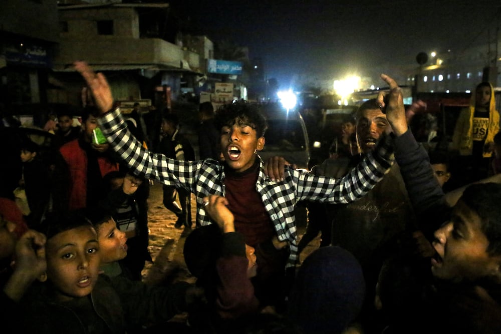 Palestinians react as they wait for news of a ceasefire deal with Israel, in Khan Younis in the southern Gaza Strip, January 15, 2025. REUTERS/Hatem Khaled     TPX IMAGES OF THE DAY