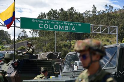 Elementos del ejército de Colombia resguardan la frontera con Ecuador.