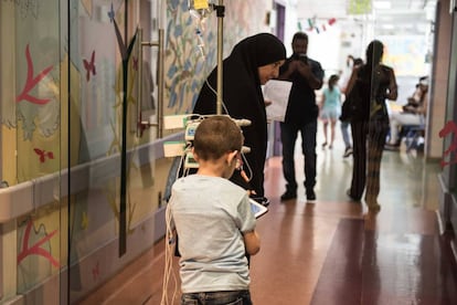 Un menor es tratado en el Centro para Niños con Cáncer de Líbano en Beirut.