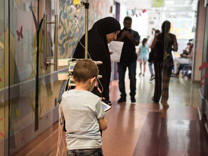 Un menor es tratado en el Centro para Niños con Cáncer de Líbano en Beirut.