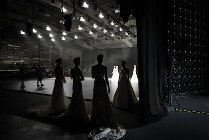Rodatge d'una de les desfilades de la Bridal Fashion Week, la setmana passada a Barcelona.