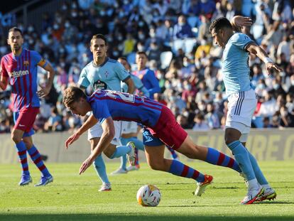 Nico cae ante Renato Tapia en el último duelo del Barcelona ante el Celta.