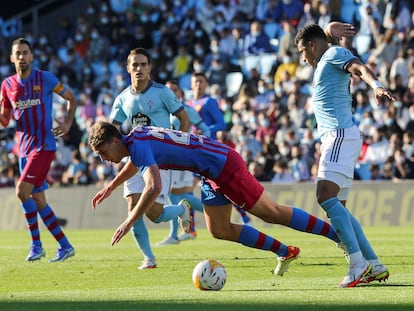 Nico cae ante Renato Tapia en el último duelo del Barcelona ante el Celta.