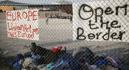 Inmigrantes esperando en la frontera entre Grecia y Macedonia.