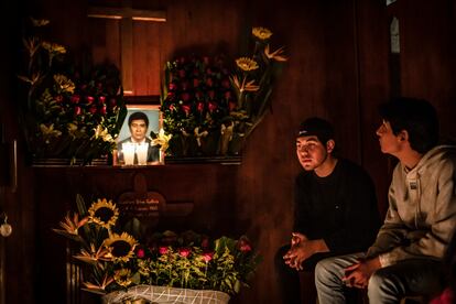 Dos jóvenes visitan la tumba de uno de sus familiares en el panteón municipal de San Pedro Tláhuac.