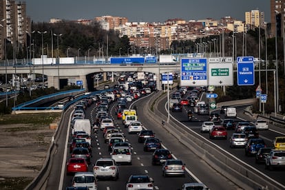 Tráfico en la M-30 desde una pasarela peatonal, en Puente de Vallecas, el pasado 17 de diciembre.