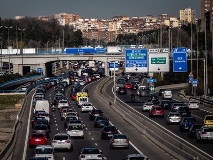 Tráfico en la M-30 desde una pasarela peatonal, en Puente de Vallecas, el pasado 17 de diciembre.