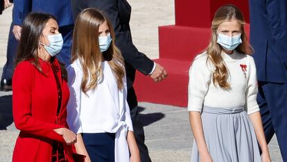 La reina Letizia junto a sus hijas Leonor y Sofía en el día de la Hispanidad.