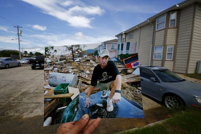 Em 12 de setembro de 2015, Michael Rehage, no teto do seu veículo, observa os destroços deixados pelo furacão Katrina.