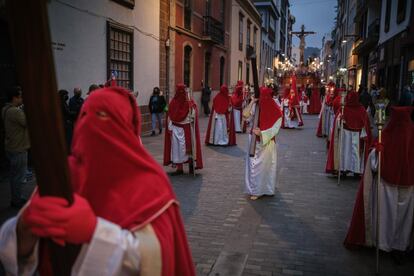 Miembros de la hermandad del Cristo del Amor Misericordioso y Servidores del Templo caminan por las calles durante la procesión de Semana Santa en San Cristóbal de La Laguna (Tenerife).