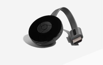 Uno de los compañeros inseparables de Google Home, el Chromecast. Este dispositivo convierte en Smart TV cualquier televisor que cuente con un conector HDMi. Y gracias a Google Gome podemos enviar los contenidos a la televisión sólo con la ayuda de nuestra voz, a través de comandos, pudiendo hacer también búsquedas de contenidos para enviarlos.