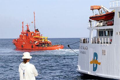 Maniobras de liberación del <i>ferry</i> de Baleària <i>Bahía de Málaga</i>, ayer en el pueerto de Dénia.