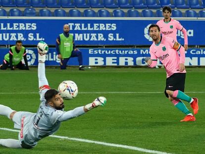 Pacheco, portero del Alavés, desvía un disparo de Messi.