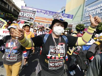 Manifestantes antigubernamentales protestan en Bangkok.