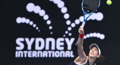 Muguruza sirve durante el partido en Sidney contra Bertens.