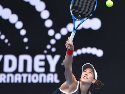 Muguruza sirve durante el partido en Sidney contra Bertens.