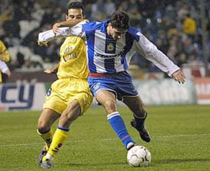 Víctor se lleva el balón en disputa con Pablo Lago.