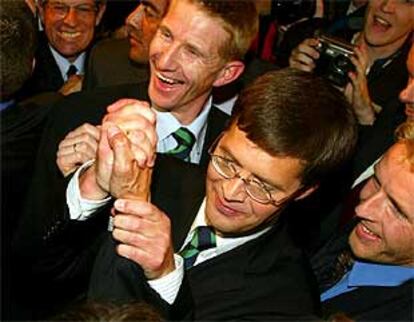 El líder de los democristianos, Jan Peter Balkenende, recibe las felicitaciones después del éxito obtenido en las elecciones.