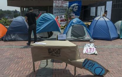 Activistas acampan frente a la torre de la rector&iacute;a de la UNAM.