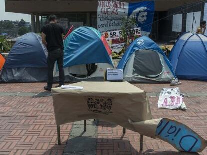 Activistas acampan frente a la torre de la rector&iacute;a de la UNAM.