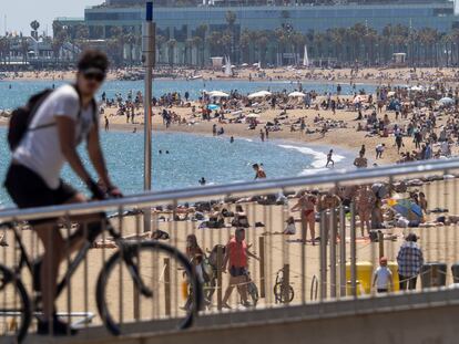 Vista de las playas de La Barceloneta (en primer término) y Sant Miquel (al fondo), este sábado en Barcelona.