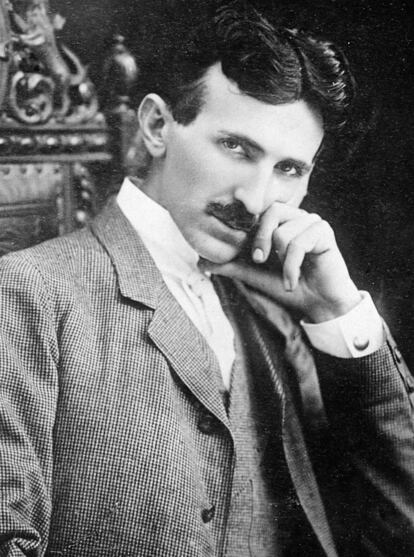 El gran inventor estadounidense de origen balcánico Nikola Tesla (Smiljan, Croacia, 1856- Nueva York, EE UU, 1943) fue un genio en lo suyo, pero careció sin duda del instinto comercial que sí tuvieron competidores como Thomas Alva Edison, para el que trabajó en su juventud. Personaje clave en el desarrollo de la industria eléctrica, Tesla es el padre de múltiples inventos, pero vendió la mayoría de esas patentes a Westinghouse Electrics por cantidades a menudo irrisorias, muy por debajo de su valor real. Su principal prioridad fue siempre invertir todo lo que ganaba en nuevos inventos más que asegurar la solidez empresarial de su propia empresa, Tesla Electric & Light Manufacturing, fundada en 1886. En 1907, una auditoría independiente aseguraba que las patentes que Tesla había vendido a Westinghouse por poco más de 200.000 dólares tenían un valor real de mercado superior a los 12 millones, que vendrían a ser 300 millones de dólares de ahora. Con semejante talento para los negocios, no es extraño que el científico se arruinase definitivamente poco antes de morir, en 1943. En la imagen, Nikola Tesla en 1896.