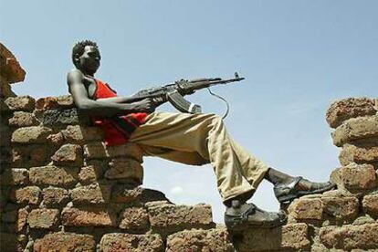 Un miembro del Ejército de Liberación de Sudán hace guardia en el pueblo de Ashma, al sur de Darfur.