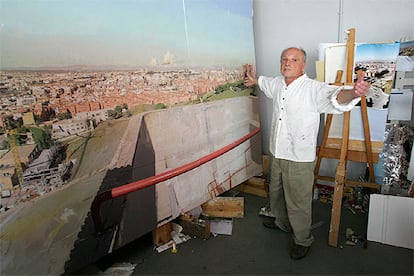 Antonio López, ante el cuadro <i>Madrid desde Vallecas,</i> que termina en el parque de bomberos de Vallecas.