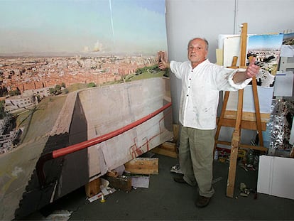 Antonio López, ante el cuadro <i>Madrid desde Vallecas,</i> que termina en el parque de bomberos de Vallecas.