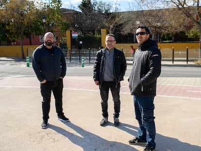 Emili Meseguer, en el centro, junto a otros dos padres de alumnos del colegio público Profesor Ramiro Jover de Valencia.