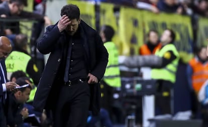 Simeone se mesa el cabello durante el Villarreal-Atlético ganado por el equipo castellonense.