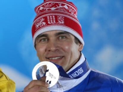 Demchenko exhibe su medalla en luge.