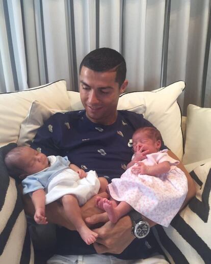 El pasado verano, el futbolista dio la bienvenida a la familia a sus mellizos, Mateo y Eva, que como su primer hijo, Cristiano Jr, nacieron mediante gestación subrogada.