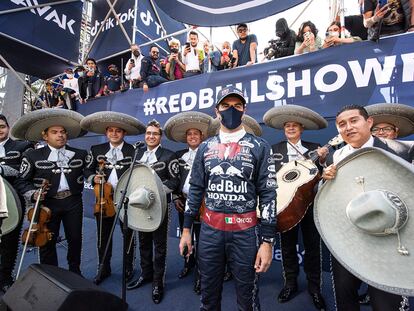 Checo Pérez presenta el traje de piloto de edición especial decorado con motivos de Mariachi.