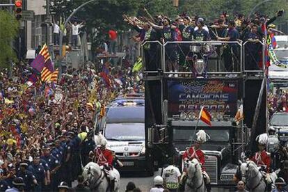 Los jugadores, en el desfile de ayer por las calles de Barcelona.