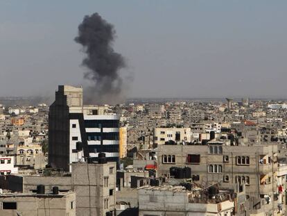 Humo en Rafah, en el sur de la franja de Gaza tras un ataque a&eacute;reo israel&iacute;