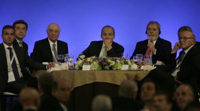 Francisco González, tercero por la izquierda, junto a Felipe Calderón (cuarto) y Lula (quinto).
