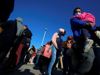 Migrantes hacen fila el viernes 19 de febrero en el puerto de entrada de El Chaparral, que divide Tijuana y San Diego.