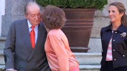 Doña Sofía besa a don Juan Carlos en las escaleras del palacio de La Zarzuela momentos antes de la llegada de los reyes de Holanda.