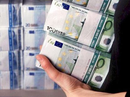 Fajos de billetes de euros.